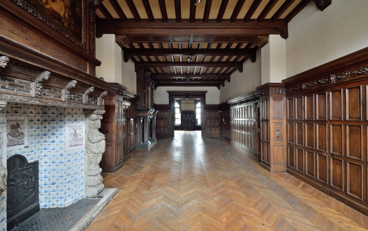 Lion sculpté — rampe d'escalier